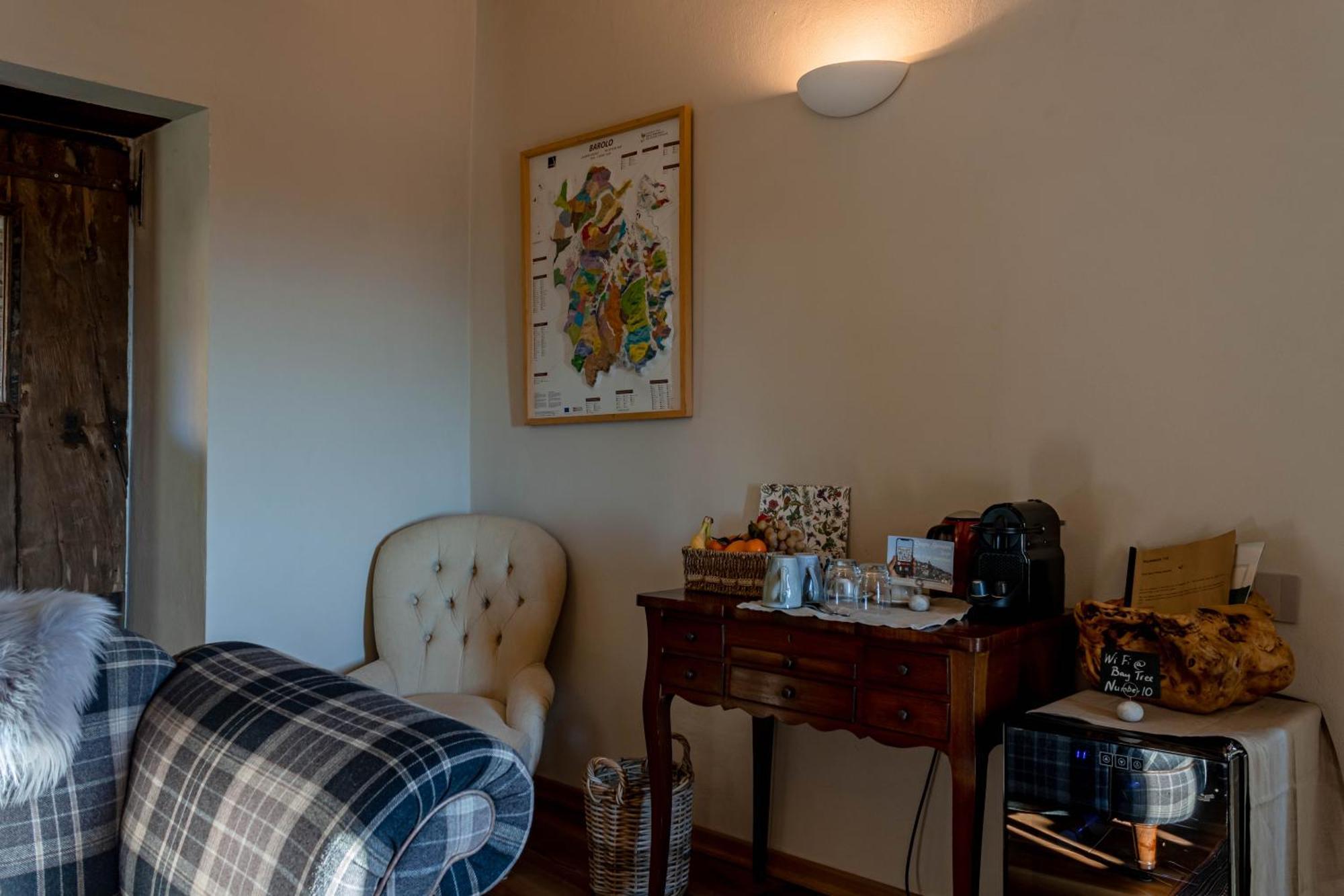 Number 10 Locanda B&B Belvedere Langhe Екстериор снимка